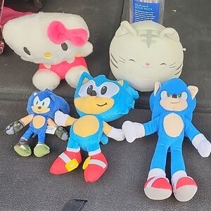 5 Plushies (3 Sonic, 1 Hello Kitty And 1 Squishmallow)